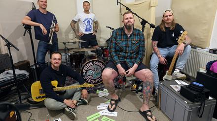 Max Bobzin, Hauke Segert, Olaf Ney, Jan „Monchi“ Gorkow und Kai Irrgang (l-r) von der Band Feine Sahne Fischfilet in ihrem Proberaum.
