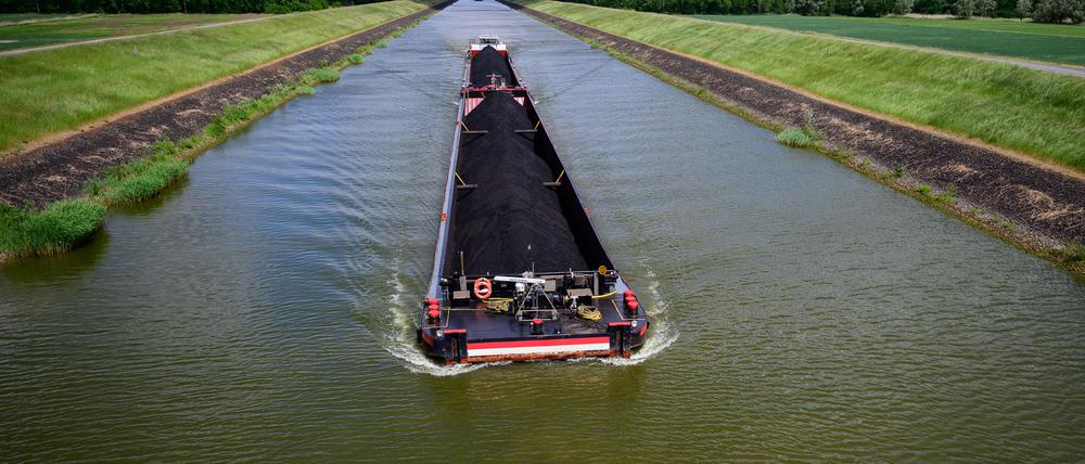 Mit 2.500 Tonnen Kohle an Bord fährt die „Niedersachsen 2“ ferngesteuert durch den Elbe-Seitenkanal. Der Kapitän sitzt 400 Kilometer entfernt.