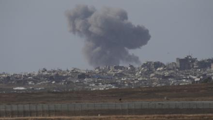 Rauch steigt nach einem Bombardement der israelischen Armee im Gazastreifen auf, vom Süden Israels aus gesehen. 