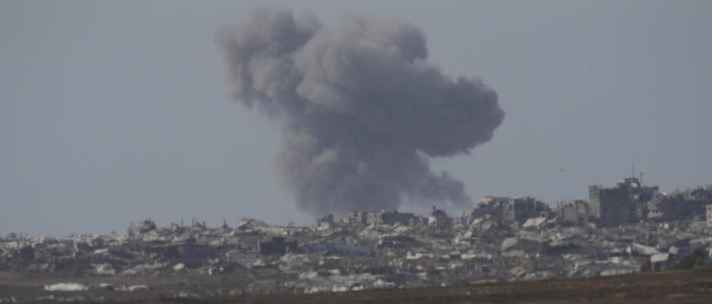 Rauch steigt nach einem Bombardement der israelischen Armee im Gazastreifen auf, vom Süden Israels aus gesehen.