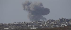 Rauch steigt nach einem Bombardement der israelischen Armee im Gazastreifen auf, vom Süden Israels aus gesehen. 
