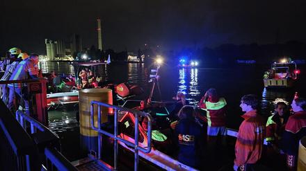 Einsatzkräfte bei der Suche nach einer Person auf der Spree