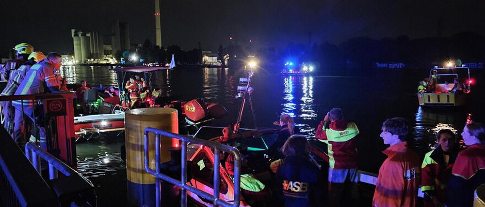 Einsatzkräfte bei der Suche nach einer Person auf der Spree