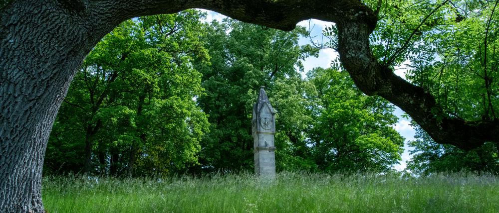Der Park des Schlosses Rosenau bei Coburg in Bayern.