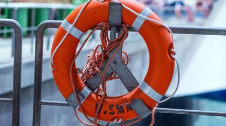 Die beiden Männer konnten nur noch leblos aus dem Wasser geborgen werden. (Symbolbild)