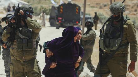 Zwei palästinensische Frauen sehen die Zerstörung ihres Hauses in Al-Jawaya, südlich von Hebron, durch die israelische Armee an. Palästinenser bekommen oft keine Baugenehmigungen im Westjordanland.