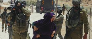 Zwei palästinensische Frauen sehen die Zerstörung ihres Hauses in Al-Jawaya, südlich von Hebron, durch die israelische Armee an. Palästinenser bekommen oft keine Baugenehmigungen im Westjordanland.