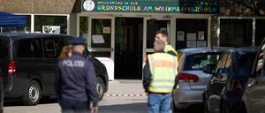 Polizisten stehen vor einer Schule im Berliner Bezirk Spandau, an der es einen Messerangriff auf einen Schüler gab. (Archivbild)