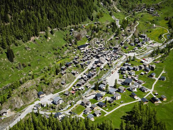 ARCHIV - 23.05.2025, Schweiz, Blatten: Das Dorf Blatten im Lötschental ohne Einwohner am 23. Mai 2025. Das Dorf Blatten VS im Lötschental musste wegen der Gefahr eines Felssturzes komplett evakuiert werden. Betroffen sind rund 300 Personen. (zu dpa: «Nach Gletscherabbruch droht Flutwelle in der Schweiz») Foto: Jean-Christophe Bott/KEYSTONE/dpa +++ dpa-Bildfunk +++