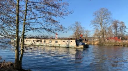 Pichelswerder an der Havel in Berlin Spandau - Schrottboot auf dem Havelkanal 