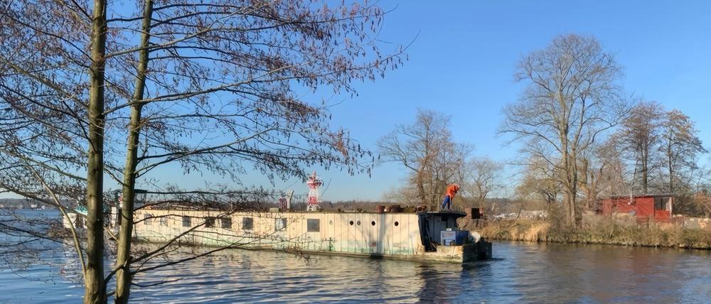 Pichelswerder an der Havel in Berlin Spandau - Schrottboot auf dem Havelkanal