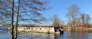 Pichelswerder an der Havel in Berlin Spandau - Schrottboot auf dem Havelkanal 