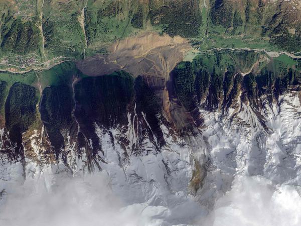 Eine Satellitenaufnahme des verschütteten Dorfes Blatten in den Schweizer Alpen.