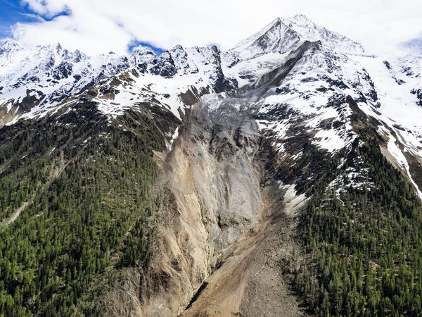 Eine Luftaufnahme, die einen Tag nach dem Gletscherabbruch des Birchgletscher aufgenommen wurde, zeigt die Zerstörung, nachdem er auf den Talboden stürzte und das Dorf Blatten zerstörte.