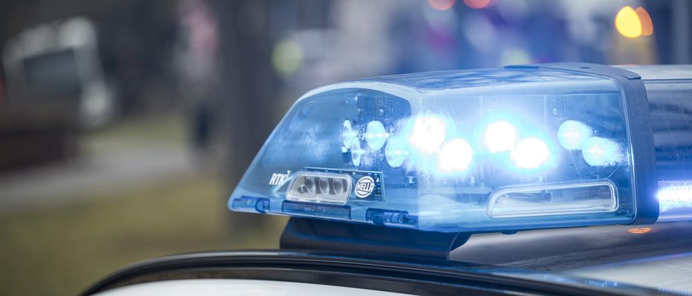 04.02.2025, Bayern, Coburg: Blaulicht leuchtet auf einem Einsatzfahrzeug der Polizei.
