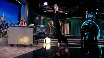 Das am 30.05.2025 zur Verfügung gestellte Standbild aus einer Aufzeichnung der «Die Carolin Kebekus Show» zeigt Annalena Baerbock bei einem Handstand.