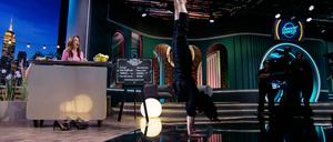 Das am 30.05.2025 zur Verfügung gestellte Standbild aus einer Aufzeichnung der «Die Carolin Kebekus Show» zeigt Annalena Baerbock bei einem Handstand.