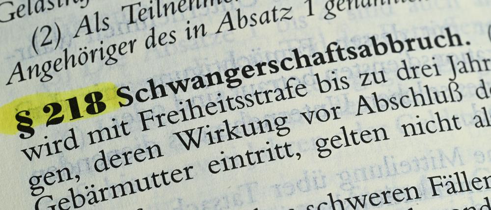 In einem Gesetzbuch ist der Paragraf 218 zu Schwangerschaftsabbrüchen zu sehen.