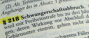 In einem Gesetzbuch ist der Paragraf 218 zu Schwangerschaftsabbrüchen zu sehen.