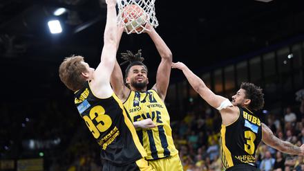 Norris Agbakoko (M) kann sich gut unterm Korb durchsetzen