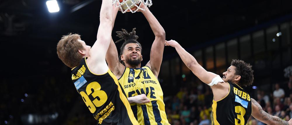 Norris Agbakoko (M) kann sich gut unterm Korb durchsetzen