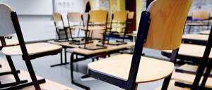 12.03.2020, Nordrhein-Westfalen, Gelsenkirchen: Stühle stehen in einem Klassenzimmer in einer Grundschule auf den Tischen.