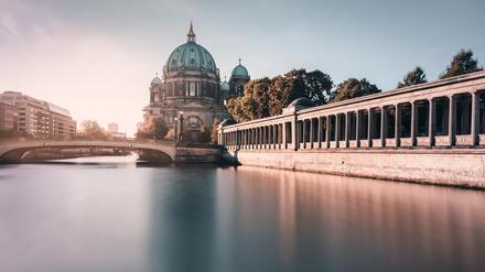Die Kolonnaden und das Bodemuseum im Hintergrund.