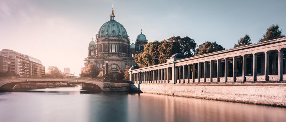 Die Kolonnaden und das Bodemuseum im Hintergrund.