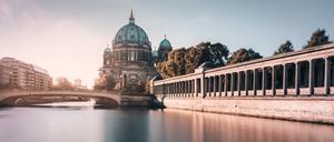 Die Kolonnaden und das Bodemuseum im Hintergrund.