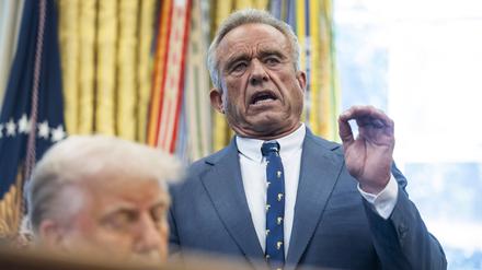 US-Gesundheitsminister Robert F. Kennedy jr. (rechts) hinter seinem Chef Donald Trump.