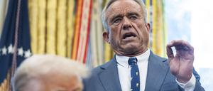 US-Gesundheitsminister Robert F. Kennedy jr. (rechts) hinter seinem Chef Donald Trump.