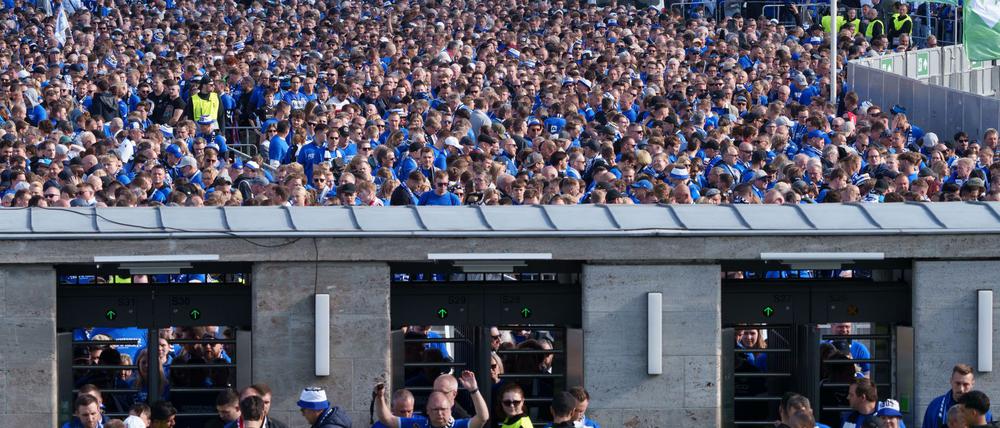 Die Probleme beim Einlass der Bielefeld-Fans werden aufgearbeitet, kündigte der Berliner Senat an. 