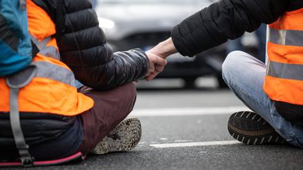 Klimaaktivisten der Klima-Gruppe Letzte Generation blockieren eine Straße. Die Gruppe nennt sich inzwischen Neue Generation. (Archivbild) 