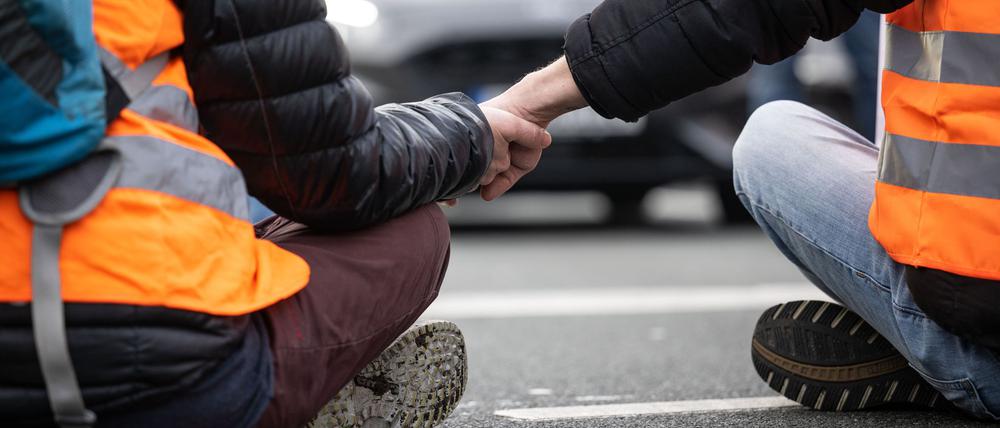 Klimaaktivisten der Klima-Gruppe Letzte Generation blockieren eine Straße. Die Gruppe nennt sich inzwischen Neue Generation. (Archivbild)
