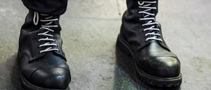 Ein Teilnehmer einer rechtsextremen Kundgebung trägt schwarze Springerstiefel mit weißen Schnürriemen, einem weit verbreitetem Symbol der rechten Szene. 