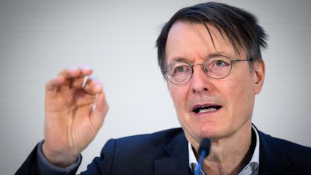 Karl Lauterbach (SPD) während einer Pressekonferenz am Deutschen Herzzentrum der Charité.