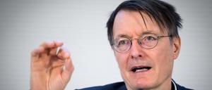 Karl Lauterbach (SPD) während einer Pressekonferenz am Deutschen Herzzentrum der Charité.