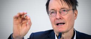 Karl Lauterbach (SPD) während einer Pressekonferenz am Deutschen Herzzentrum der Charité.