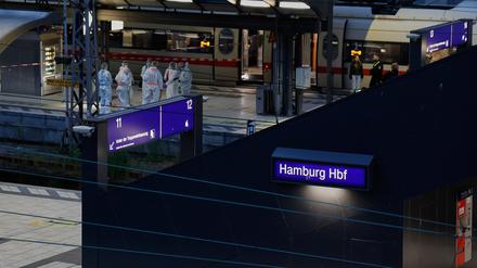 Polizei und Spurensicherung im Einsatz nahe des Tatorts. Bei einem Messerangriff im Hamburger Hauptbahnhof sind mehrere Menschen schwer verletzt worden. Das berichteten Augenzeugen. 