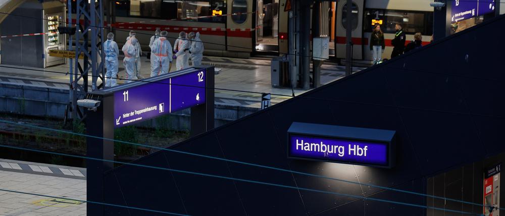 Polizei und Spurensicherung im Einsatz nahe des Tatorts. Bei einem Messerangriff im Hamburger Hauptbahnhof sind mehrere Menschen schwer verletzt worden. Das berichteten Augenzeugen.