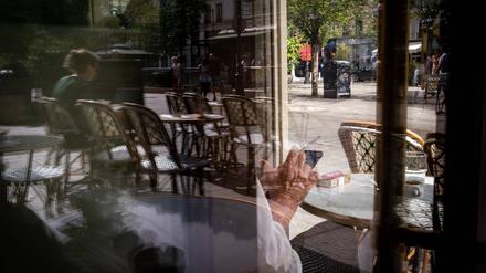 Eine Raucherin in einem Pariser Café