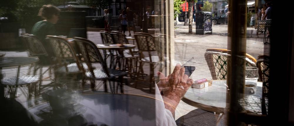 Eine Raucherin in einem Pariser Café