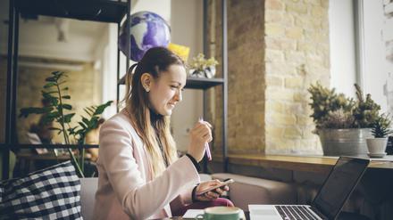 Viele Cafés weisen arbeitende Dauergäste mit Laptop inzwischen ab, weil sie Plätze belegen und zu wenig konsumieren.