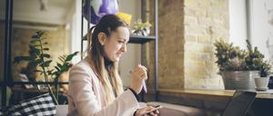 Viele Cafés weisen arbeitende Dauergäste mit Laptop inzwischen ab, weil sie Plätze belegen und zu wenig konsumieren.