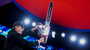 Mit Grokipedia will Elon Musk Wikipedia regelrecht zersägen.