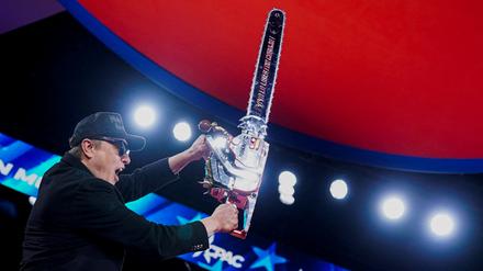 Mit Grokipedia will Elon Musk Wikipedia regelrecht zersägen.