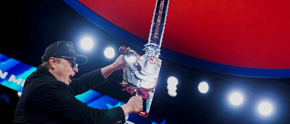 Mit einer Kettensäge verkündete Elon Musk im Februar, einen harten Sparkurs mit Doge zu fahren.