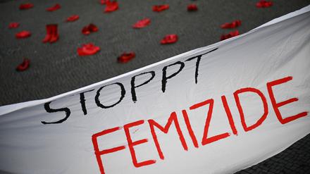 Ein Banner mit der Aufschrift „Stoppt Femizide“ hängt vor roten Schuhen zum Internationalen Tags für die Beseitigung von Gewalt gegen Frauen. (Archivbild)