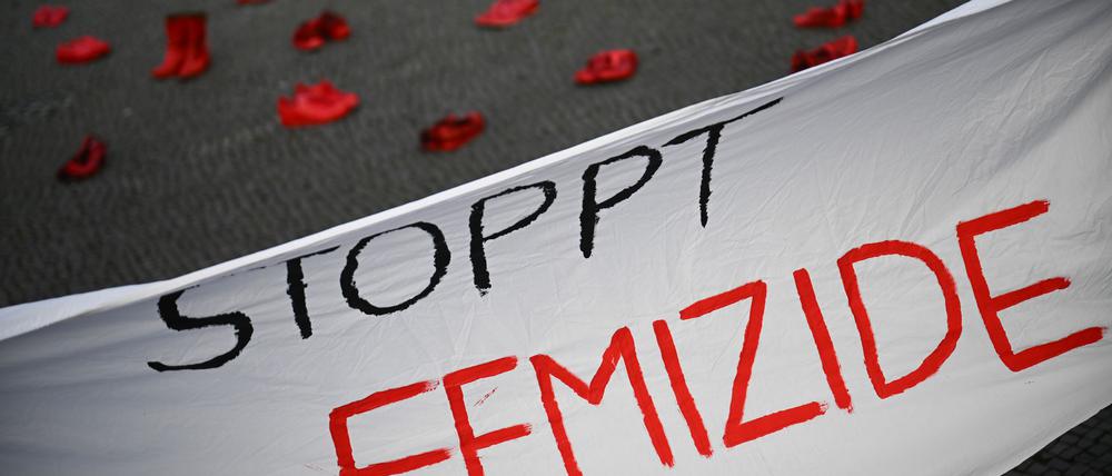Ein Banner mit der Aufschrift „Stoppt Femizide“ hängt vor roten Schuhen zum Internationalen Tags für die Beseitigung von Gewalt gegen Frauen. (Archivbild)
