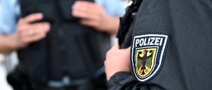 ARCHIV - 03.07.2024, Bayern, München: Bundespolizisten stehen am Hauptbahnhof an einem Bahnsteig.